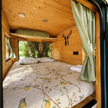Insolite - Roulotte Cowboy Et Bus Vintage Bed & Breakfast *