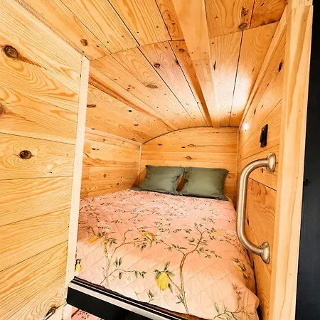 Insolite - Roulotte Cowboy Et Bus Vintage Bed & Breakfast